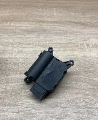 Audi A4 S4 B5 8D Air flap motor/actuator 8E1820511B 0132801303