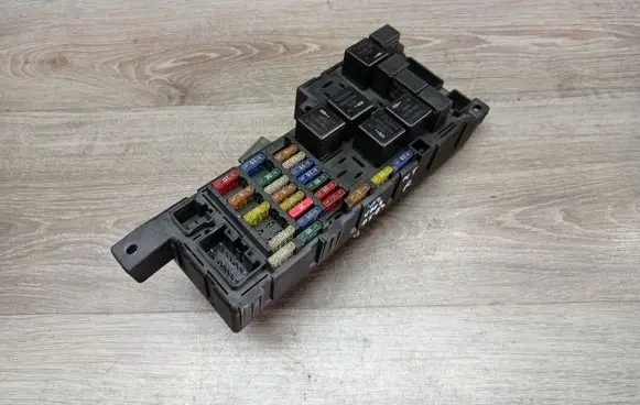 Volvo V70 Fuse module 8678449 518787205