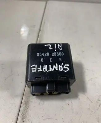Hyundai Santa Fe Window wiper relay 954202B500