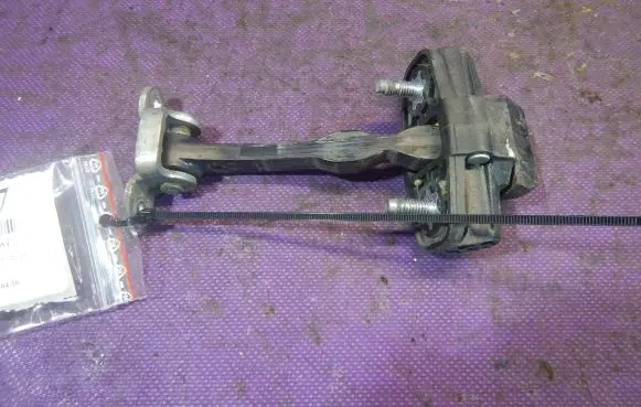 Alfa Romeo 159 Front door check strap stopper
