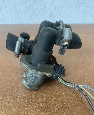 Mercedes-Benz E W124 Coolant heater control valve 0008306584 E408