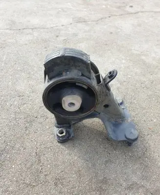 Toyota RAV 4 (XA40) Engine mounting bracket