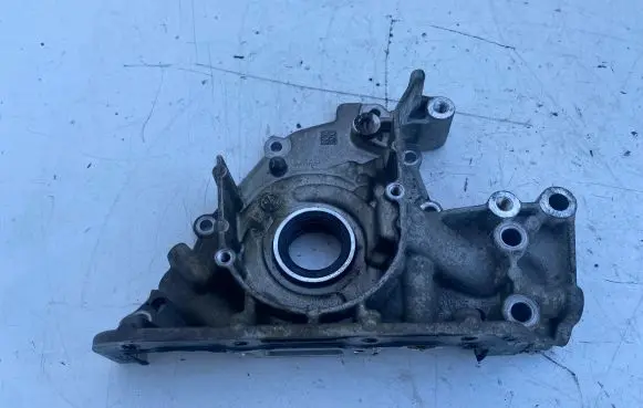 Volkswagen PASSAT B8 Oil pump 05E115109