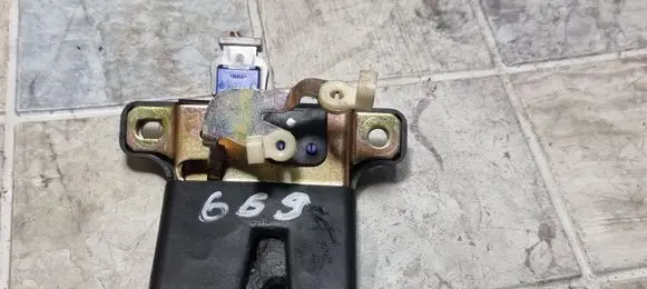 Audi A6 S6 C5 4B Tailgate/trunk/boot lock/catch/latch 4B5827505