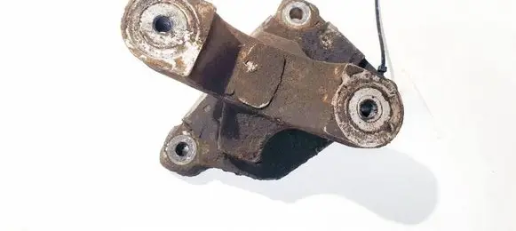 Engine mounting bracket