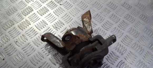 Mazda 323 F Engine mount bracket