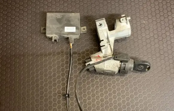 Volkswagen Transporter - Caravelle T4 Ignition lock 701905851 1H0953257B