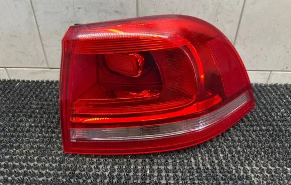 Volkswagen Touareg II Rear/tail lights 7P6945096D