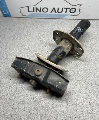 Front bumper mounting bracket