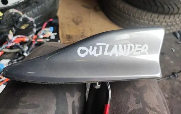 Mitsubishi Outlander Aerial GPS antenna brak