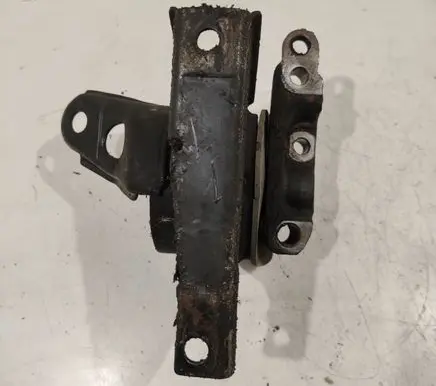 Nissan X-Trail T30 Engine mounting bracket