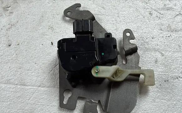 Chrysler Town & Country V Sliding door lock 25000282