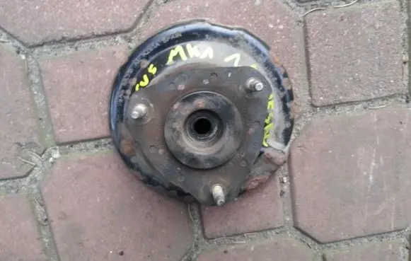 Ford Focus Lower shock absorber bracket 