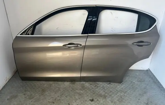 Alfa Romeo Stelvio Front door