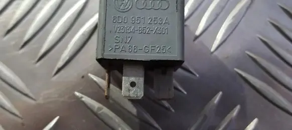 Volkswagen PASSAT B5.5 Other relay 8d0951253a v23134-b52-x301