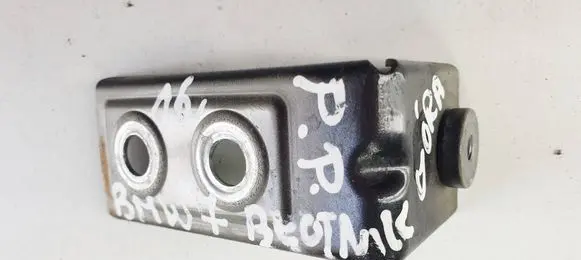 BMW 7 G11 G12 Fender mounting bracket