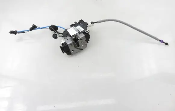 Mercedes-Benz A W176 Front door lock A1667200135