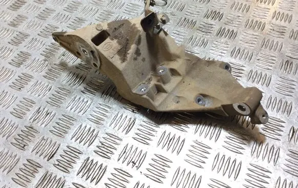 Land Rover Discovery 4 - LR4 A/C compressor mount bracket CPLA10239AE