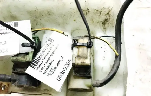 Subaru Forester SF Windscreen/windshield washer pump