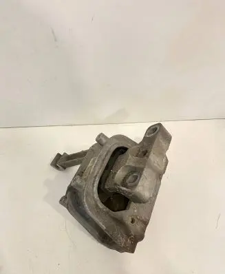 Volkswagen PASSAT B8 Engine mount bracket 3Q0199262J