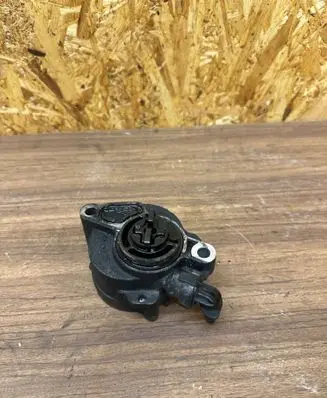 Ford Focus Vacuum pump D1561C1 07035