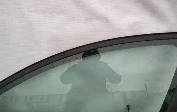 Volvo V50 Front door window glass four-door