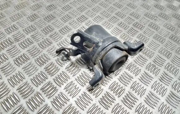Toyota RAV 4 (XA30) Engine mount bracket