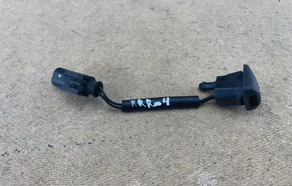 BMW 5 E60 E61 Windshield washer spray nozzle 7132969 61667132969 61667046060