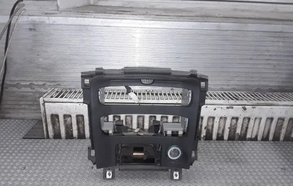 Nissan Primera Radio/GPS head unit trim 68413AV710