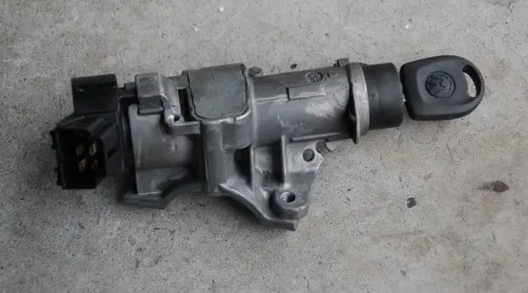 Volkswagen Transporter - Caravelle T5 Ignition lock 6R0905851D