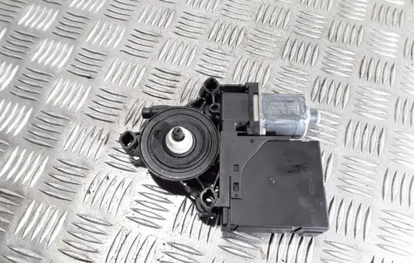 Volkswagen PASSAT B7 Front door window regulator motor 0130822451 3C0959793B