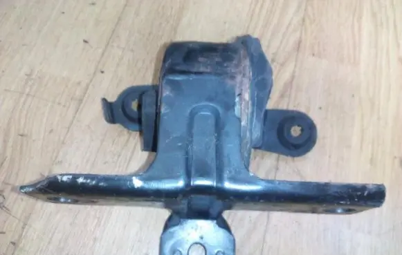 Ford Mondeo MK I Engine mount bracket