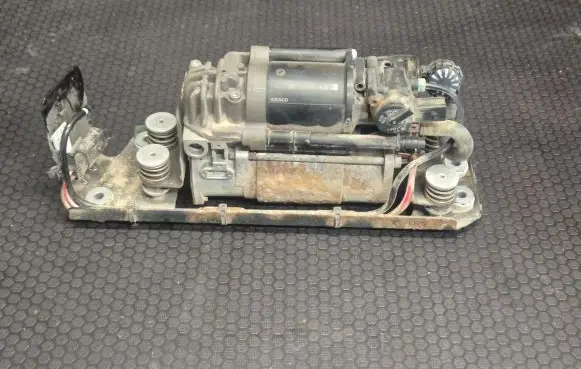 BMW 5 F10 F11 Air suspension compressor/pump 6794465 24449710 41543416