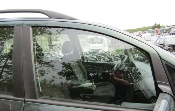 Opel Zafira A Front door window glass four-door 