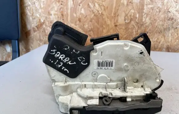 Volkswagen Sharan Front door lock 5K1837016