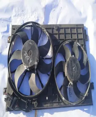 Volkswagen Jetta V Radiator cooling fan shroud