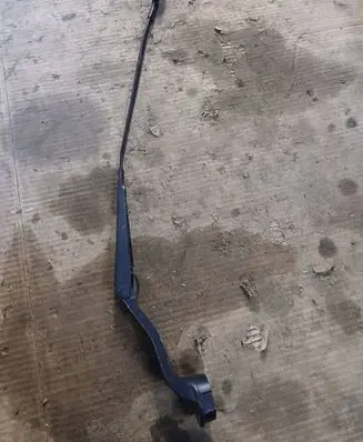 Front wiper blade arm