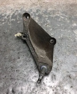 Engine mounting bracket