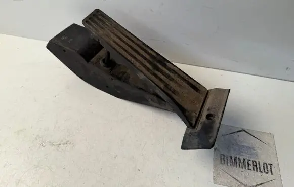 Accelerator throttle pedal