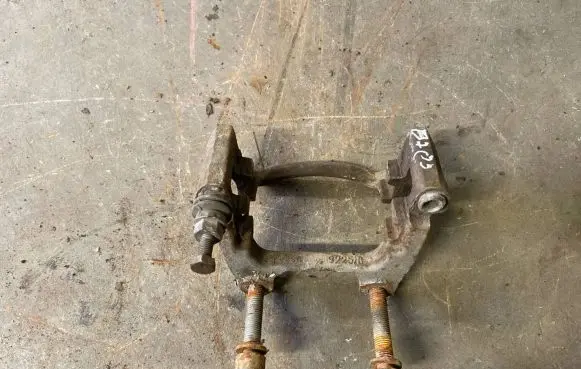 Volkswagen PASSAT B6 Brake caliper pad carrier rear 9225B