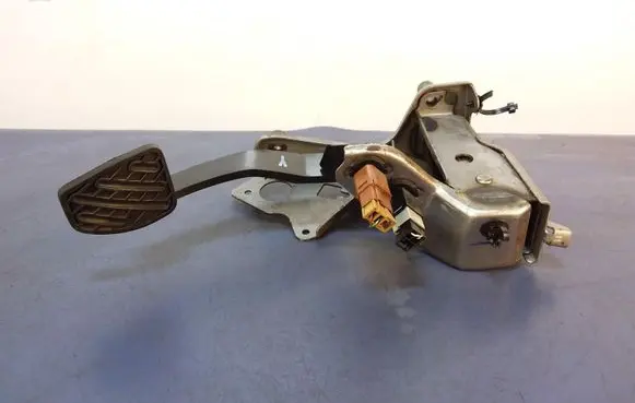Nissan Juke I F15 Accelerator throttle pedal