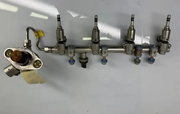 Cadillac CTS Fuel distributor 12631970