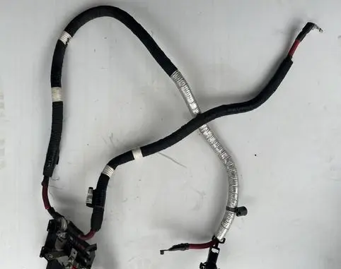 Jeep Compass Positive cable (battery) JEEP COMPASS II KLEMA PLUSOWA PRZEWÓD BEZPIECZNIKI 2.4