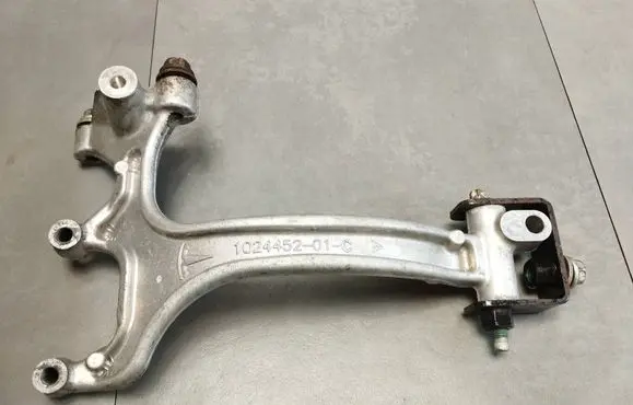 Mercedes-Benz B W246 W242 Engine mounting bracket 102445201C