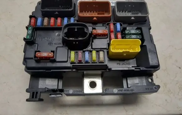 Citroen C3 Fuse module 9664997880