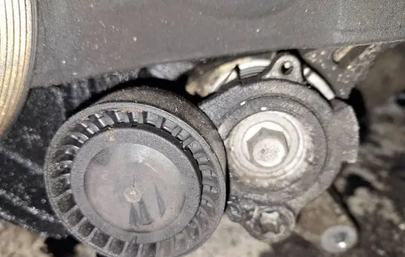 Chevrolet Captiva Generator/alternator belt tensioner