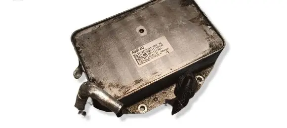 Porsche Cayenne (9Y0 9Y3) Engine oil radiator 06M117015M