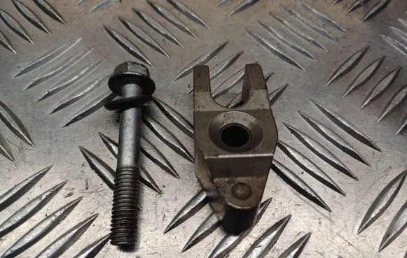 Toyota Yaris Fuel Injector clamp holder 