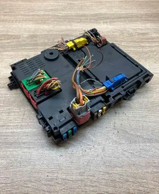 Peugeot 406 Fuse module 9639848980 S110950100D