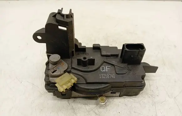 Opel Zafira B Front door lock 13210748